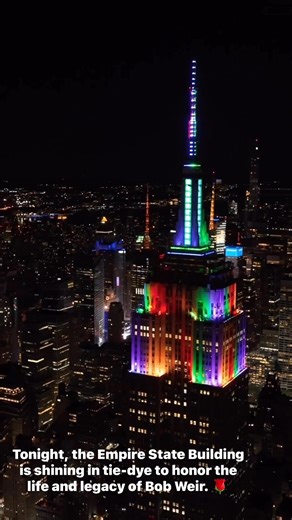 Tonight, the Empire State Building is shining in tie-dye to honor the life and legacy of Bob Weir. 🌹 | Travis Akers