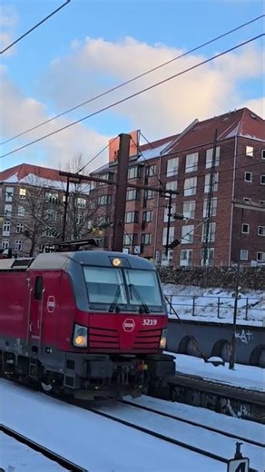 Siemens Vectron & dobbeltdækkervogne | Valby station #shorts #dsb #vectron #railway #copenhagen