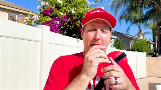 Eric convierte todo en piscina inflable para niños 🛝😄 | Juguetes y Colores