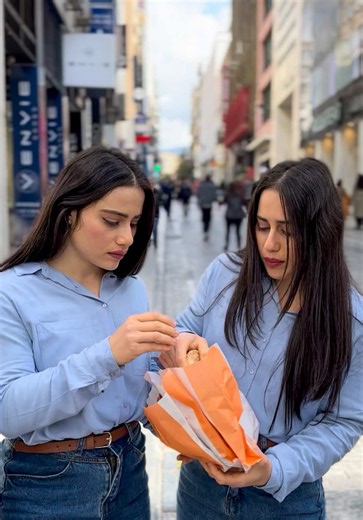 Travel 2 στην Αθήνα 🇬🇷 Οι The Fella Twins στους δρόμους για το πιο simple αλλά legendary snack… κουλούρι 🥯 Κλασικό ή γεμιστό; Και τελικά… ποιο αξίζει; 👀🤤 #Travel2 #TheFellaTwins #athens #koulouri #streetfood