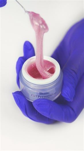 Bluwe Cosméticos | Gel de unha é Bluwe! on Instagram: "Sabe aquela sensação de poder criar sem medo? Misturar, testar, inventar… e ver o resultado perfeito na unha da cliente. Cada detalhe é seu, cada cor é sua assinatura. A @fernandaakemi__ está mostrando na prática como o Kit Personalize transforma essa criatividade em resultados seguros e incríveis. ✨ Quer experimentar também? É só garantir o seu no link na nossa bio."