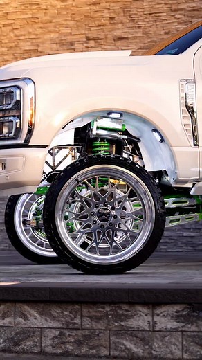 Sheesshhh 😤 KING RANCH 🤴🏽 😮‍💨 $159,500 $1000s and $1000s spent on it‼️ Show Quality Perfect 😍 2024 F250 KING RANCH 6.7L HO Powerstroke Turbo Diesel 4.5 inch Stryker full powder green 26x16 KG1’s and 15.50 35 fury’s Coilover conversion fronts Heavy duty track bar Full rad flow all around Full cradle lift with 4 link and traction bars V3 Stryker steering stabilizer Horn blaster train horns Polished dpf back exhaust Full paintmatch Paintmatched running boards custom step pads Forged LED 28 uv