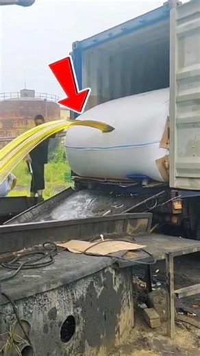 The phenomenon of "stratum flow" - when water turns into glass. ✨