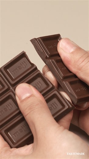 Tastemade Japan テイストメイドジャパン on Instagram: "【ASMR】「明治ミルクチョコレート」の音で癒されてみた 刻む音、割る音、混ぜる音… 「明治ミルクチョコレート」は色んな音を奏でてくれる🎧 この動画に癒された瞬間、まずはみんなも板チョコをパリッとしたくなるはず… つまみ食いしたのは、気づいた人たちだけの内緒です🤫 明治ならではのピュアチョコで手作りをして、ピュアな気持ちを伝えよう♡ Sponsored by 株式会社 明治 @okashihappy_jack #PR #チョコレートは明治 #バレンタイン"