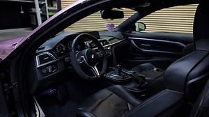 Ein Blick auf den Innenraum dieses BMW, der im Alltag komfortabel wirkt