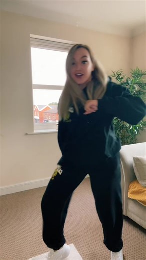 DC: @shann_adam #dancegoodfeelgood #staynelson #ukdemons #dance #fyp #shivers