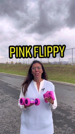 Vous tomberez sous le charme du Pink Flippy de Dickie Toys! 🏎 #pinkflippy #pink #flippy #jeu #jeux #voiture #teleguider #téléguidé #télécommande #dickie #dickietoys #cadeaux #cadeau #idéecadeau #idéecadeaudenoël #québec #quebec #qc #canada #kidtoy #mamanquebecoise #mamanquebec @Jouet K.I.D. ✨ Jeux et jouets