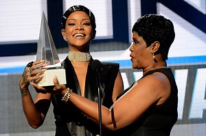 Rihanna Wins the ‘AMA Icon Award,’ Performs ‘Diamonds’