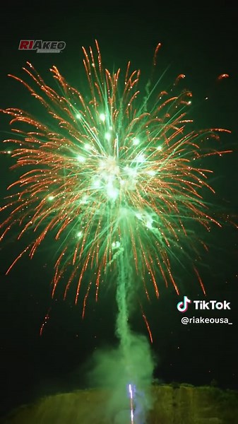 Spectacular 100 Rounds Firework Display by Riakeo