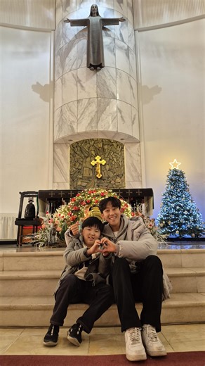 Junho Chu on Instagram: "“Instrui a criança no caminho em que deve andar, e mesmo quando envelhecer não se desviará dele.” — Pv 22,6 ✨ A fé nasce no exemplo, no cuidado diário e nas pequenas sementes que plantamos no coração dos pequenos. Evangelizar crianças é acreditar no hoje e confiar no amanhã. Que nossas atitudes falem de Deus e conduzam gerações inteiras pelo caminho do amor. 🤍🙏🏼"