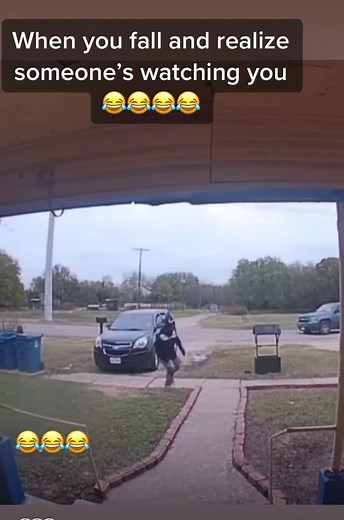 Hilarious Fall Reaction Caught on Camera