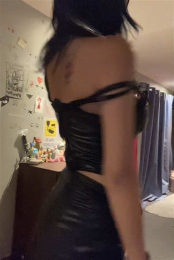 She got ironic tattoos on her back🥸
