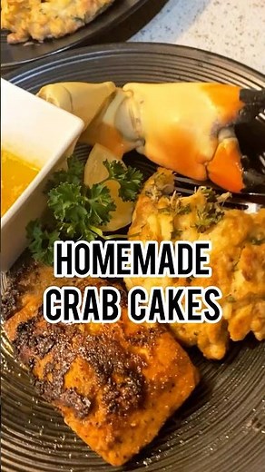 🦀🎂Cast-iron crab cakes made with jumbo lump crab😋 #seafood #crabcakes #follower #foodie #diy