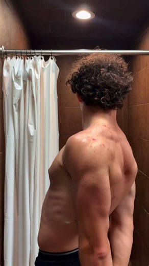 I do the anterior posterior legs split. #backmuscles #triceps #posteriorday #gym #workout