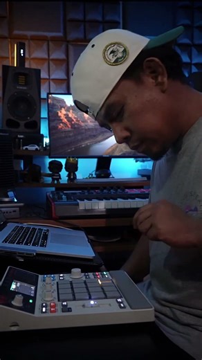 Chopping soul sample with the Akai Sample to make bootlegs on Logic Pro #beatmaker #hiphop #producer
