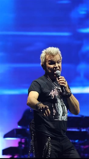 Recap from the show at the Greek Theatre in Berkeley, CA! Just two more shows this week of “It’s A Nice Day To…Tour Again!” here in the U.S.! Get ready to rock 👊🏼⚡️ 9/23 Chula Vista, CA 9/25 Inglewood, CA - 🎥: @gregchow | Billy Idol