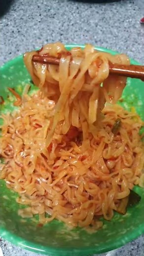 비빔면 맛있게 먹는법 feat. 돼지 목살 진로 이즈백 (농심 칼빔면) korea noodle bibimmyeon pork belly