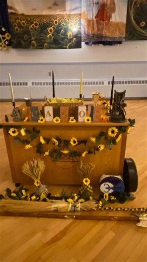 🌾✨ Blessed Lughnasadh! ✨🌾 Today we honor the first harvest — a sacred time of gratitude, abundance, and transformation. Lughnasadh (LOO-nah-sah), named for the Celtic god Lugh, marks the turning wheel toward autumn. The grain is cut, the fruits ripen, and we pause to give thanks for what we’ve sown. 🍞 Light a candle, bake bread, or gather herbs — whatever your ritual, let it root you in the magic of the season. 🌻 🔮 Don’t forget: today is the perfect moment for your harvest ritual. Offer gra