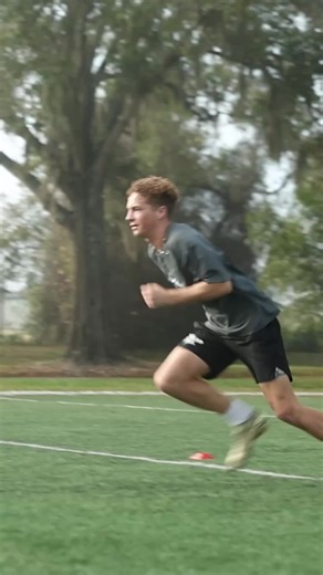 Catching confidence is everything. Make sure you build it‼️ Don’t wait for the ball—attack it with urgency and confidence 👐 #widereceiver #football #catching #handeyecoordination #footballtraining