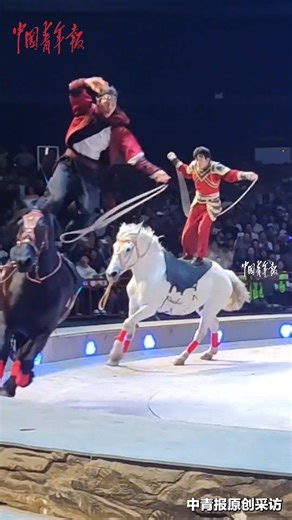 763K views · 16K reactions | 雜技表演震撼觀眾！演員仿佛身懷“輕功”，踩在馬背上穩如平地，驚艷四座！ #高手在民間 | 中国新闻社 | Facebook
