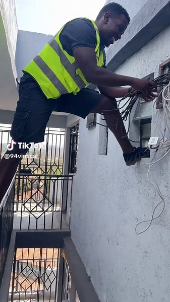 Manadingis (@94vinscal)’s videos with original sound - The Celebrity WAiter