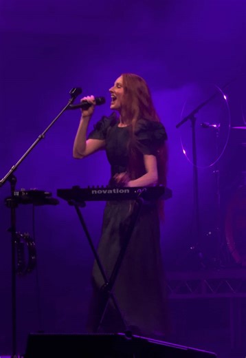Vera Blue Covers Madonna Live in Sydney