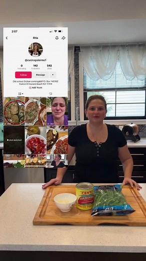 Make stewed string beans Sicilian style with me! 🇮🇹 Instagram: cucinapalermo_rita #greenscreensticker #fyp #foryoupage #foryou #viral #italian #sicily #italianfood #palermo #cooking #easyrecipe #cheaprecipe #stringbeans #sauce