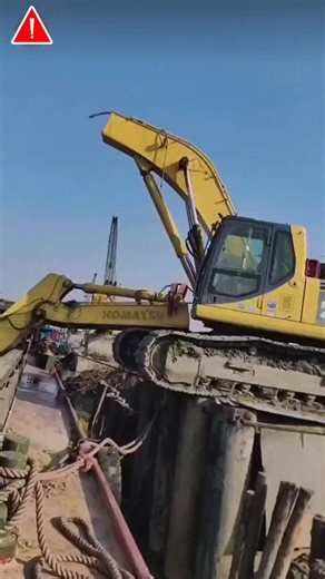 En este video se muestra una excavadora Komatsu PC400 trabajando sobre una base improvisada de madera en un terreno inestable. #mecanica #fblifestyle #maquinariapesada #excavator | Vicente Enrique Chacon Muñoz