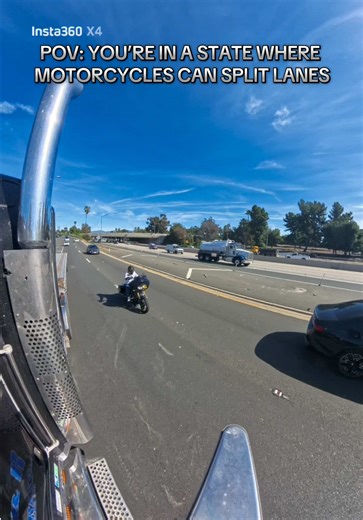 Just a reminder to watch them mirrors when in Cali. Its legal to lane split so lots of bikers do it. I like to give em more space than they need, last thing I want is for one of them to be laying on the road c’mon! #oldschooltrucking#commoncourtesy#kenworth#motorcylce