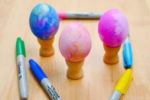 Sharpie Tie Dye Easter Eggs | Tie Dying Easter Eggs with Markers