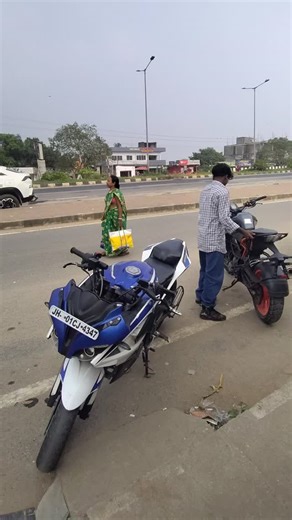 v i j a y l a k r a on Instagram: "#Dimple ka look change 😲💯💨 #duke250modification #bhaichara_on_top #rs200_pulsar_bajaj_insta_photo_instamud_insta_pic_pulsar_rs_200_dimon_black_black_outstanding_look😘😘😘👌👌 #viralreels #trendingreels #explorepage✨ #duke250bs"