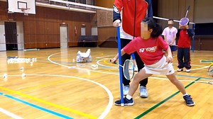 For the backhand lob as well, first make them aware not to pull their arm back. To generate that snap, that's where you start. バックハンドロブも同じく、まずは腕を引かないことを意識させる。しなりを導くにはまずそこから始める。 | バドミントンフィジカルパフォーマンスforジュニア