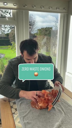 Today we are using onions skins to make a delicious onion peel powder, it’s a fantastic seasoning as well as being packed full of vitamins and antioxidants! 😊🌱🧅 #diy #zerowaste #healthy #recipe #onion #seasoning #organic #learnontiktok