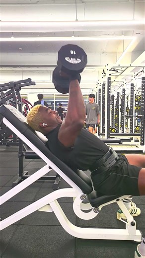 Proper breathing and bracing stabilize core under heavy loads 🏋️‍♂️