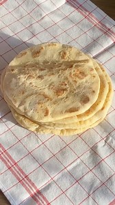 Tavada Yapılacak En Kolay Ekmek 🫓🫓🫓 Leave a comment for the language you want 👇🏻 Herkese selamlar 🖖 gönderimi görenler küçük bir beğeni ile destek olursanız 🌸 Gerekli malzemeler: 2 su bardağı peynir altı suyu ( ılık ) 1 tatlı kaşığı şeker 1 tatlı kaşığı maya 1 tatlı kaşığı tuz 1 çorba kaşığı zeytinyağı Alabildiği kadar un Yumuşak ele yapışan bir hamur oluyor. 🫓🫓🫓 Hazırlamışı: Tüm malzemeler yoğurma kabında yoğrulur 2 katı olana kadar mayalanır. Mayalanan hamur gazı alınır 6 bezeye bölü