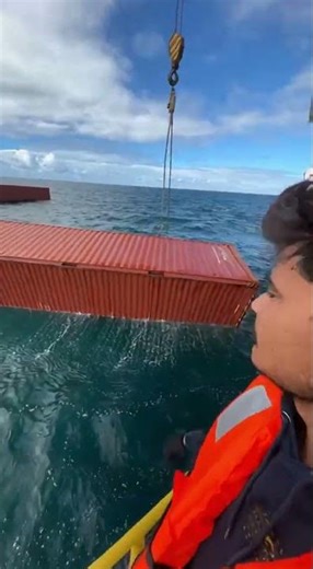 Ocean me contenar 🌊😱 dekho #container #shipvlog #shipping #shiplife #merchantnavy #ocean