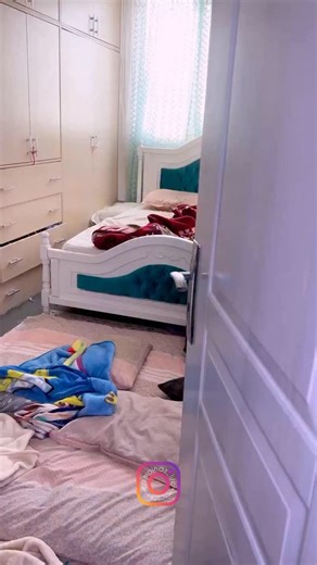 ‎✋️ نویسنده واقعیت هستم‎ on Instagram‎: "⁨ ادامه داستان👇🏻 نه از من. از یه پیامِ اشتباهی. از یه تماسِ نصفه‌نیمه. از همون جاهایی که حقیقت لو می‌ره. اومد جلو پدرش ایستاد و گفت: «یا تکلیف پسرتو روشن می‌کنی، یا همه‌چی رو می‌گم… به زنِ خودت، به پسرِ خودت، به همه.» باباش اول انکار کرد. بعد عصبانی شد. بعد ترسید. مامانم خوب بلد بود تهدید کنه. می‌دونست کجا بزنه که درد بگیره. آخرش گفت: «یا اجازه می‌دی پسرت باهام ازدواج کنه یا آبروت می‌ره.» و همون شب… پدرش کوتاه اومد. نه از روی عقل. از ترس. و من فهمیدم تو