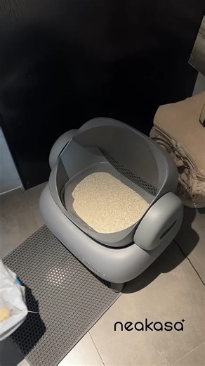 STOP SCROLLING. Your back (and your nose) deserves this upgrade. 🤢 Introducing the Neakasa M1 Open-Top Automatic Litter Box—the ultimate sanity saver for cat parents! 🤯 ➡️ Up to 14 Days Scoop-Free: Seriously. Go two weeks without touching a scoop thanks to the extra-large waste capacity! ➡️ Odor-Free Disposal: The innovative "Pull & Wrap" system seals the mess instantly, locking in smells like a champ. 👃 ➡️ Open-Top Comfort: No cramped corners! The spacious design is loved by large cats (up t