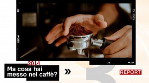 🟣 Ma cosa hai messo nel caffè? Come si fa a capire se si beve un caffè di qualità o meno? Nel 2014 Report ha condotto un’inchiesta sul caffè tanto amato dagli italiani e ha scoperto che quando la bevanda è amara o ruvida al palato può voler dire che la miscela è di bassa qualità. Il sapore del caffè viene determinato dalla miscela: arabica o robusta. I chicchi di caffè arrivano in Italia in grandi container, poi vengono puliti e separati per colore, miscela e qualità, prima di essere immessi su