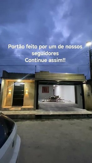 Portão basculante de alumínio preto com lambril duplo e detalhes em alumínio brilhante