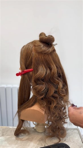Part 1 In this tutorial, I’m showing you how to build height, structure and long lasting curls using the right sectioning and curl direction #haircurlstyle #hairtutorialvideo #i̇nstahair #receptionhairstyle #bridalhair