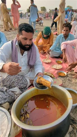 Beautiful seen in the ground street Food in Pakistan #tranding​ #streetfood​ #viral