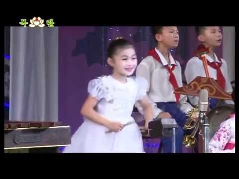 North Korean Girl Playing Xylophone & Drum 北朝鮮少女の