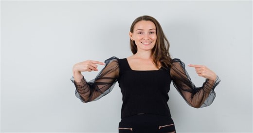 Blusas transparentes y jeans: la tendencia que dominará esta primavera 2025