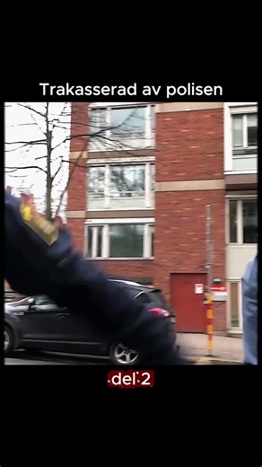 Polisen argumenterande på motorcykel