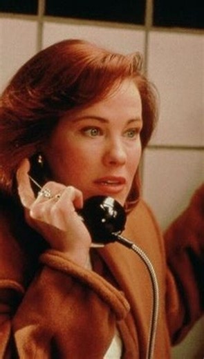 Célèbre pour ses rôles dans « Maman, j’ai raté l’avion » et « Beetlejuice », Catherine O’Hara est morte ce vendredi 30 janvier à l’âge de 71 ans. Une disparition qui ravive la nostalgie : il suffit de revoir certains extraits de ses rôles cultes pour que toute une génération retombe en enfance. L’actrice canadienne avait joué il y a peu dans la série « The Last of Us », un rôle qui lui avait valu une nomination aux Emmy Awards. #catherineohara #mamanjairatélavion #film #disparition | Madame Figa