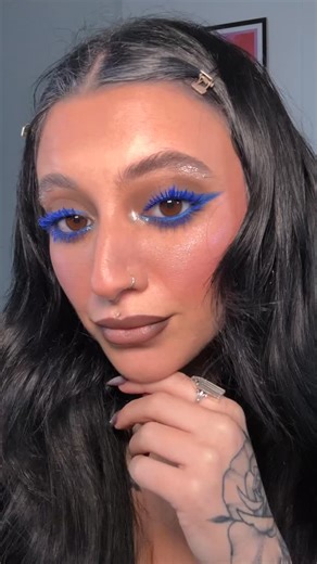 Sophia Calandra on Instagram: "this on brown eyes >> products @maybelline color tattoo longwear eyeshadow stix 'i am determined' @makeupbymario master mattes eyeshadow 'the neutrals' palette @kaleidosmakeup eyeliner 'miss matrix' + lip liner 'double espresso' @essence_cosmetics blue mascara @maccosmetics lipstick 'folio' @halfmagicbeauty sparklestik'champagne snowflake" on the inner corner + browbone #browneyemakeup"