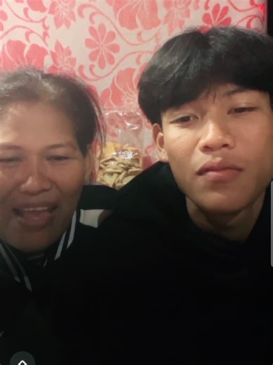 หนุ่มช่วยแม่ขายขนมในปีใหม่ 2026