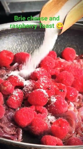 #vrey #testy #toast#caramelized onion#with raspberry#and top of Brie cheese#😋#videoviral #😋😋😍😍🔪🔪👀🔥