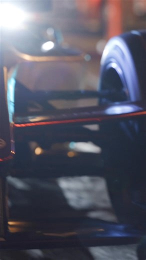 Quand nous disons « des circuits à la route », ce n’est pas une simple expression. Notre monoplace 100 % électrique de Formule E a emprunté la plus célèbre avenue du monde, les Champs-Élysées, transformant Paris en véritable pitlane pour son arrivée spectaculaire lors de la première de Speed Reborn hier soir. ⚡️🇫🇷 | Citroën